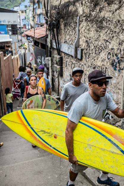José Ricardo “Bocão” seguido pelos alunos da Rocinha Surfe Escola.