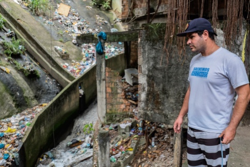 Marcello Farias, 39, o principal ativista da comunidade na questão da poluição de São Conrado, incrédulo com a sujeira no Lajão, o lugar mais crítico quando o assunto é descarte irregular de lixo na Rocinha.